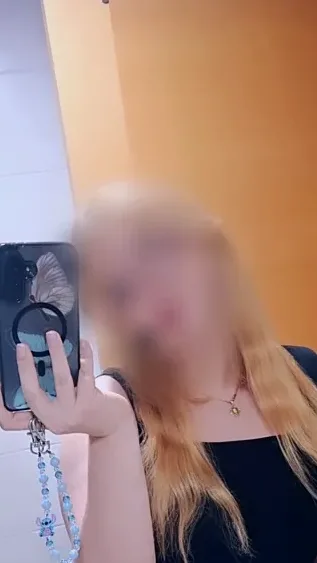 Büsra, 26