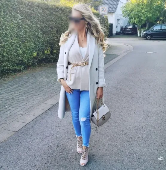 Mia, 34