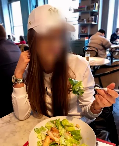 Simone, 32