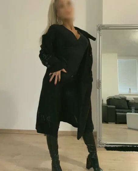 Zeynep, 24